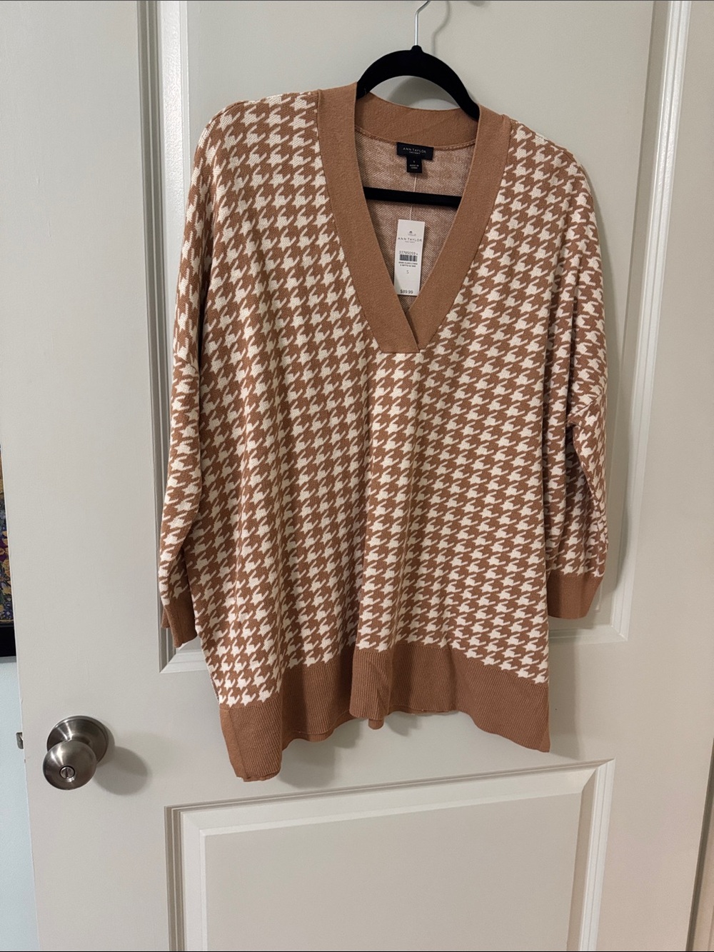 Ann Taylor Tan and Cream Houndstooth V-Neck Sweater